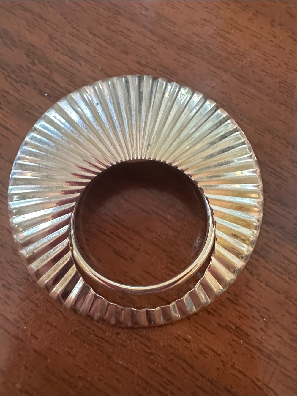 Vintage Jeri-Lou Gold Tone Open Circle Scarf Clip
